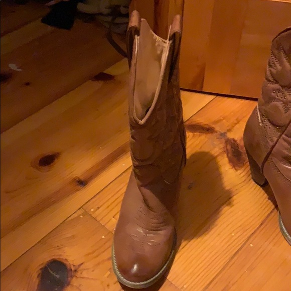 Cowgirl boots with a heel - Picture 2 of 3